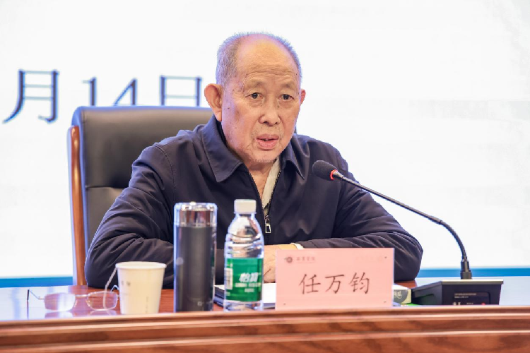 任万钧董事长为全体学工人员授课