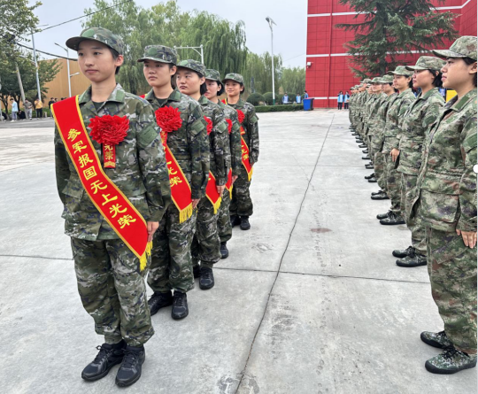 退役不褪色：我校退役大学生担任西安市女兵役前训练教官