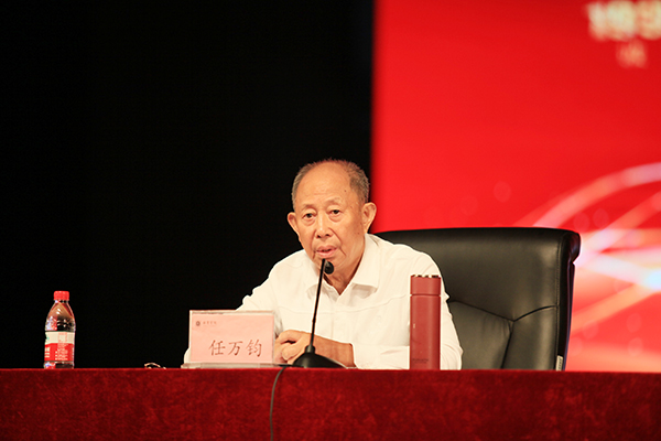 董事长任万钧教授为新生作校情校史报告