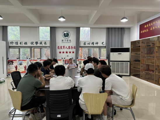 “军营绿”到“校园红”：退役大学生用行动诠释军人担当